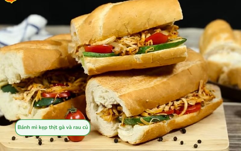 Bánh mì kẹp thịt gà và rau củ thơm ngon, bổ dưỡng, dễ ăn cho bé