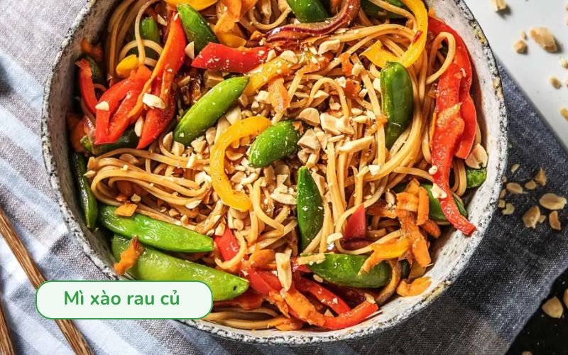 Mì xào rau củ với sốt cà chua tươi, ngon miệng và bổ dưỡng cho bé