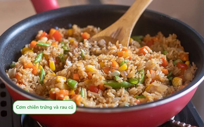 Cơm chiên trứng và rau củ màu sắc, thơm ngon, giàu dinh dưỡng cho bé