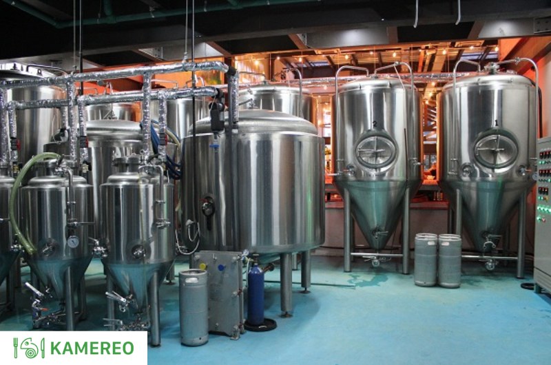 Bia được sản xuất bên trong dây chuyền hiện đại