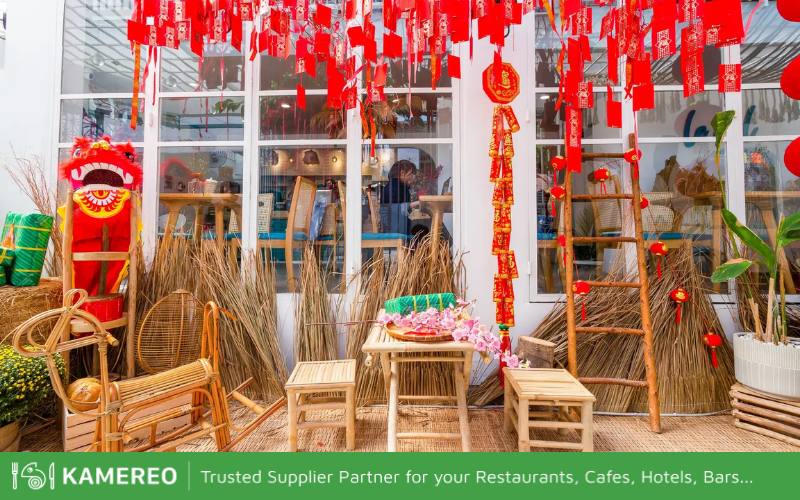 Tet-themed miniature landscape helps attract customers to the cafe