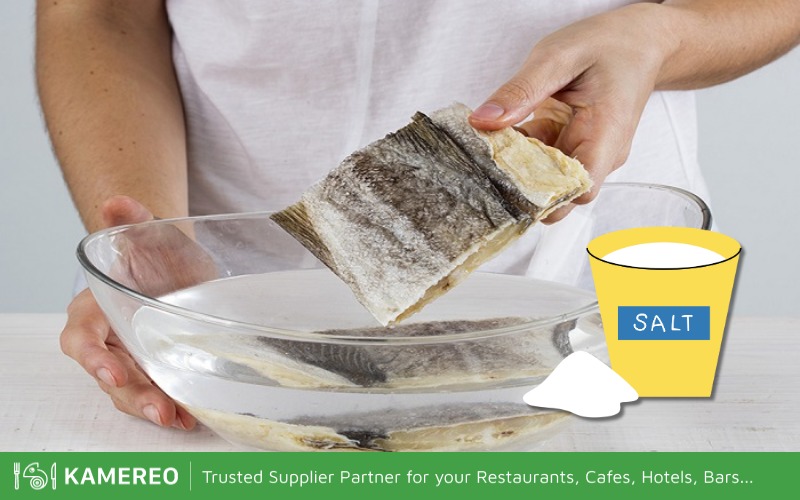 Soak the fish in mixed salt water to remove the fishy smell