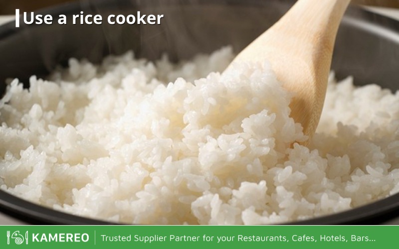 You can use an electric rice cooker to reheat cold rice