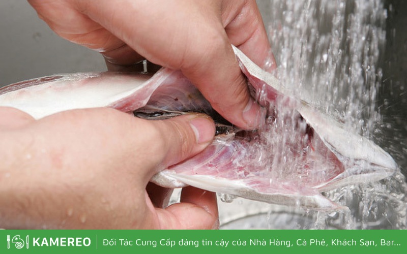Bạn cần làm sạch để khử mùi tanh của cá trước khi nấu