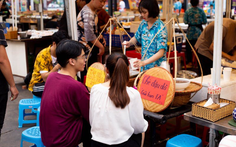 The trend of eating red bean sweet soup on the Qixi Festival is enthusiastically embraced by young people