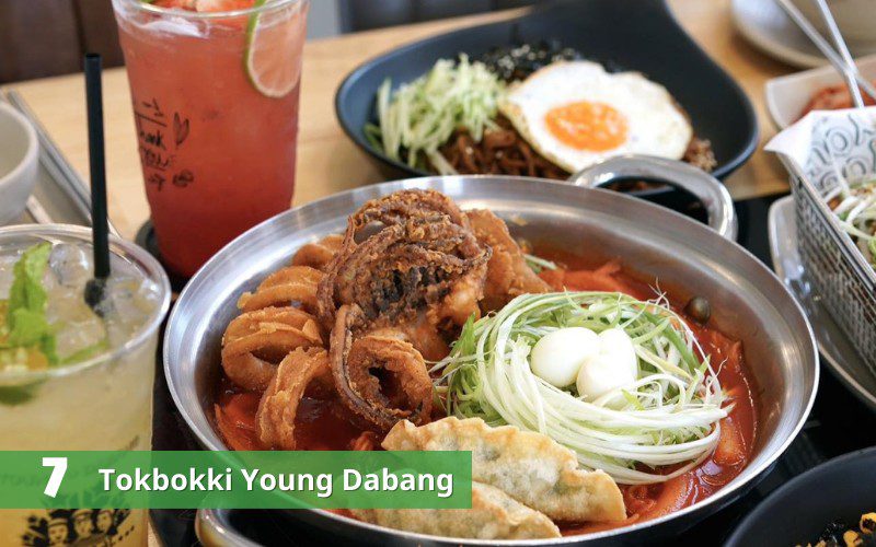 Young Dabang nổi tiếng với các món lẩu tokbokki siêu cay
