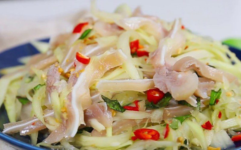 Gỏi tai heo là một món ăn không còn xa lạ đối với người Việt