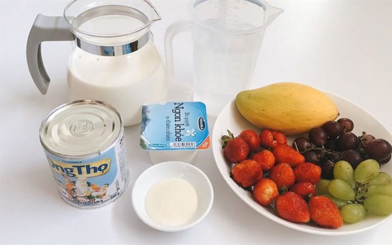 You can combine yogurt with many kinds of fruit