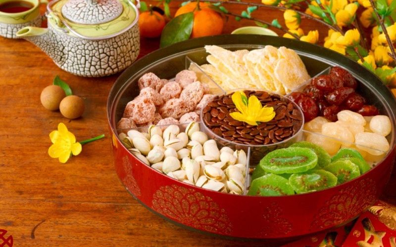 Bày trí mâm bánh kẹo ngày Tết hài hòa, đẹp mắt và cân bằng vị giác