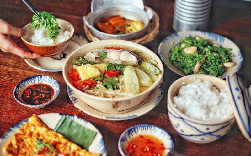 Ăn cơm cùng với rau xanh và các nguồn protein để đảm bảo đủ dinh dưỡng