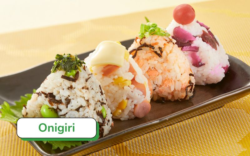 Cơm nắm Onigiri: Cơm nắm truyền thống Nhật Bản với nhân đa dạng