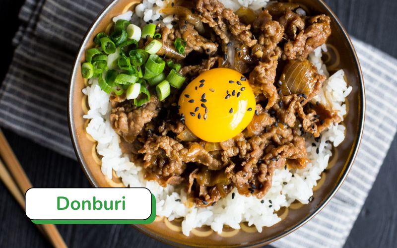Donburi - món cơm thố Nhật Bản kết hợp phong phú các nguyên liệu như thịt, hải sản và rau củ
