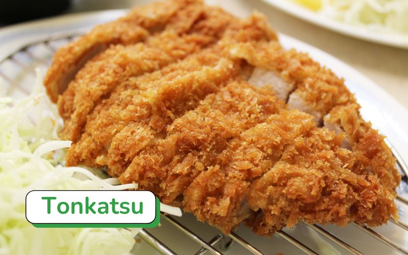 Tonkatsu: Thịt cốt lết chiên giòn rụm, ăn kèm bắp cải và sốt đặc trưng