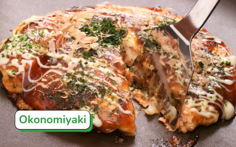 Okonomiyaki - món bánh xèo Nhật Bản với hỗn hợp bột mì, trứng, bắp cải và nhân tùy chọn