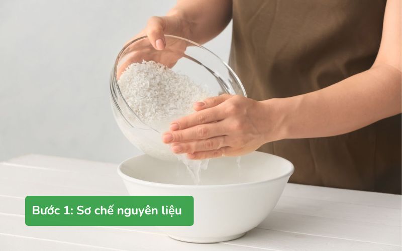 Ngâm nguyên liệu, trộn đều gạo nếp, lạc và gia vị