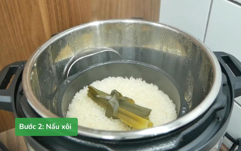 Cho hỗn hợp vào nồi áp suất, nấu 8 phút và ủ thêm 25 phút