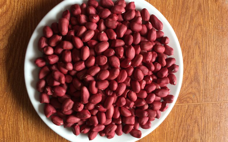 Lạc cần chọn hạt to, tròn, chắc tay, không có đốm đen hoặc mùi hôi