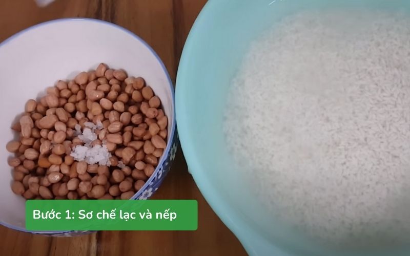 Ngâm nếp và lạc trong 3-4 tiếng để mềm