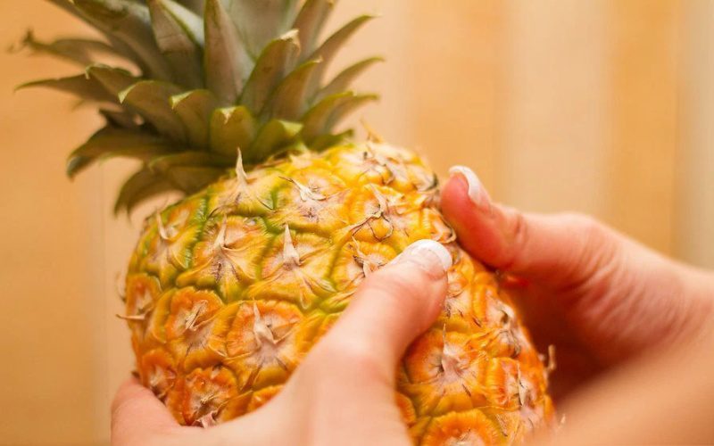 Dứa chín tự nhiên có màu vàng tươi, dùng tay bóp nhẹ thì thấy hơi mềm