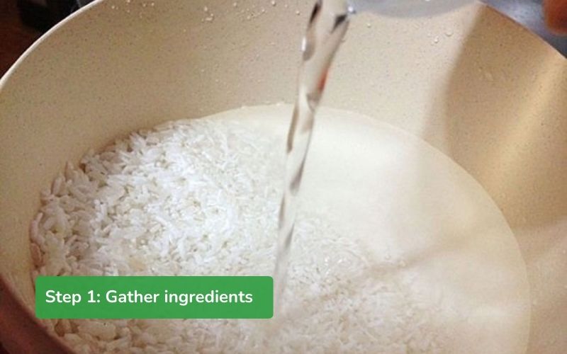 Soak glutinous rice and peanuts for 3-4 hours to soften