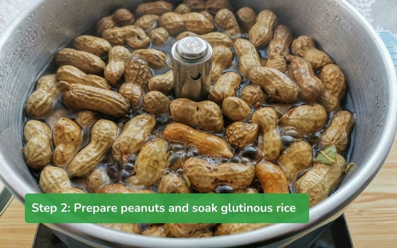 Boil peanuts for 15-20 minutes, while soaking glutinous rice with coconut cream and salt
