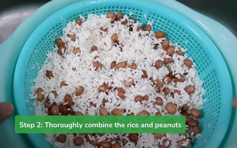 Glutinous rice and peanuts are mixed well with salt, creating a rich flavor