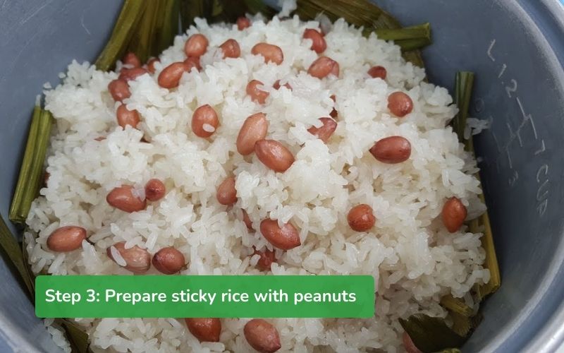 Add coconut cream to increase the fattiness of the sticky rice
