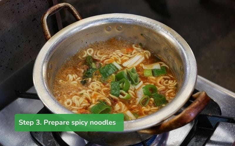 Put noodles, toppings and chili into an earthenware pot, cook until boiling and cooked through so the noodles are chewy and delicious