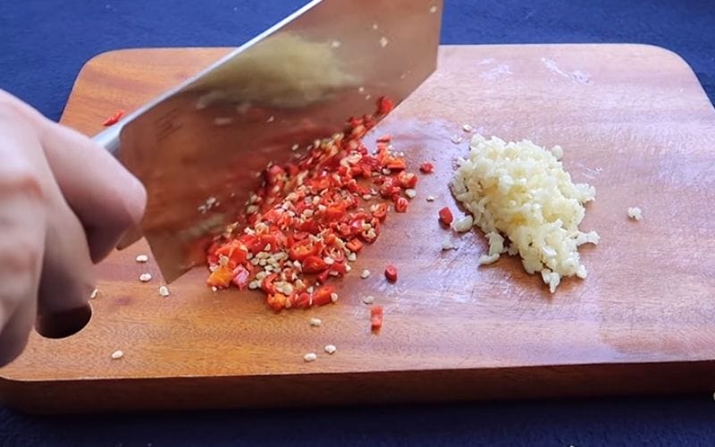 Freshly minced garlic and chili make broken rice dipping fish sauce more fragrant and beautiful