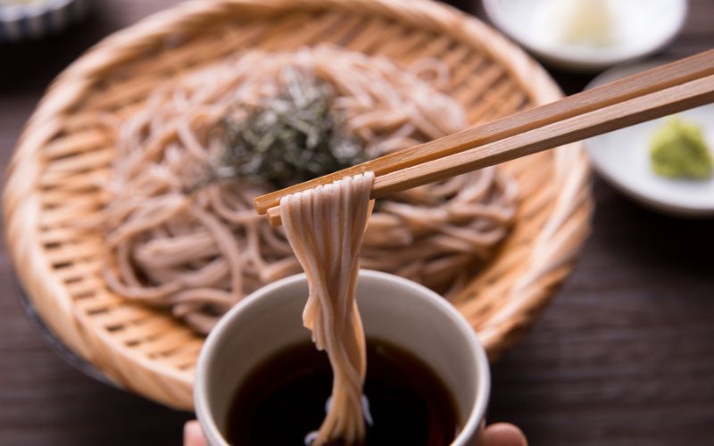 Chỉ nên nhúng khoảng 1/3 sợi mì vào nước chấm để giữ hương vị và độ dai của mì soba lạnh