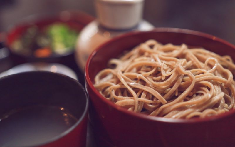 Bột kiều mạch là nguyên liệu chính, không thể thay thế trong món mì soba truyền thống Nhật Bản