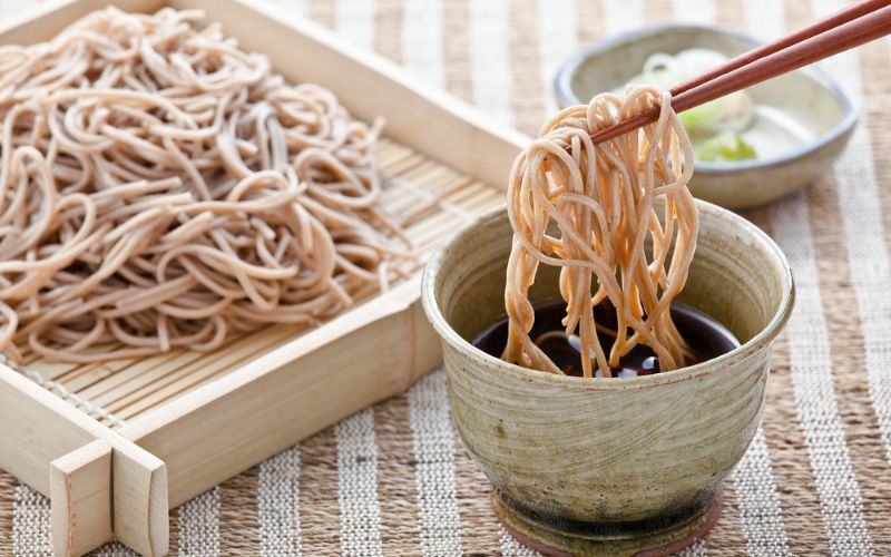 Mì soba lạnh: Sự kết hợp tinh tế giữa sợi mì kiều mạch dai ngon và nước sốt soba tsuyu đậm đà