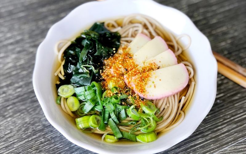 Mì soba nóng ấm áp, nước dùng tsuyu đậm đà điểm xuyết hành tây và ớt bột