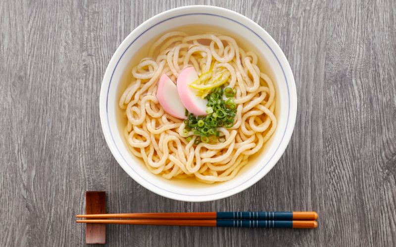 Mì udon có nguồn gốc đa dạng, gắn liền với các tu sĩ Phật giáo và kỹ thuật làm mì từ Trung Quốc