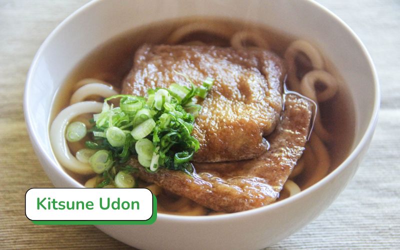 Kitsune Udon: Mì udon truyền thống với đậu phụ chiên giòn đặc trưng, hấp dẫn