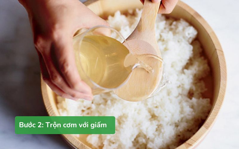 Trộn đều hỗn hợp giấm đường muối cùng cơm