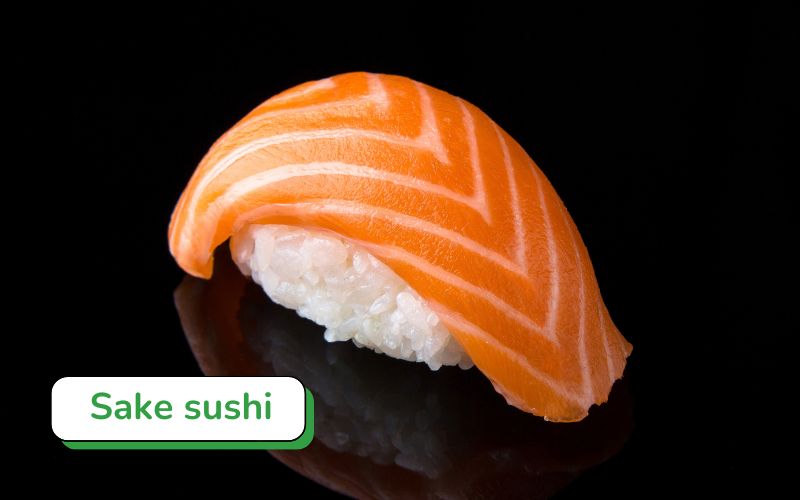 Sake sushi gây ấn tượng với sắc cam tươi, vị béo ngậy mềm tan của cá hồi sống