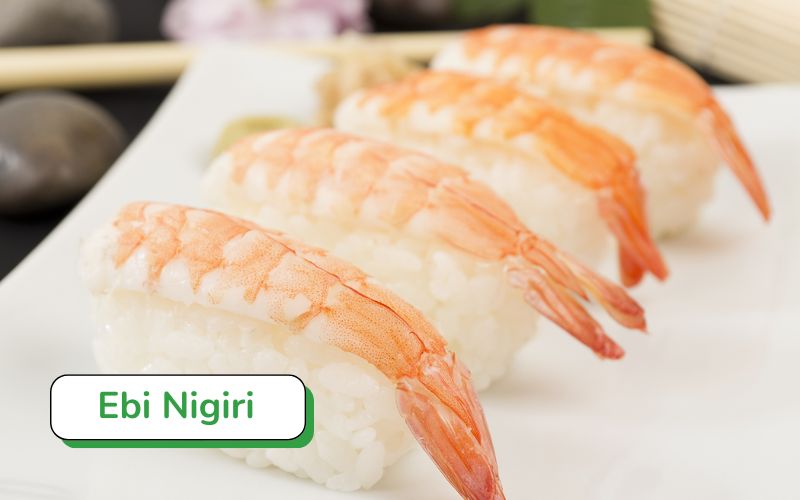 Ebi nigiri sử dụng tôm luộc sơ, ngọt thanh giòn dai, đậm hương vị biển cả