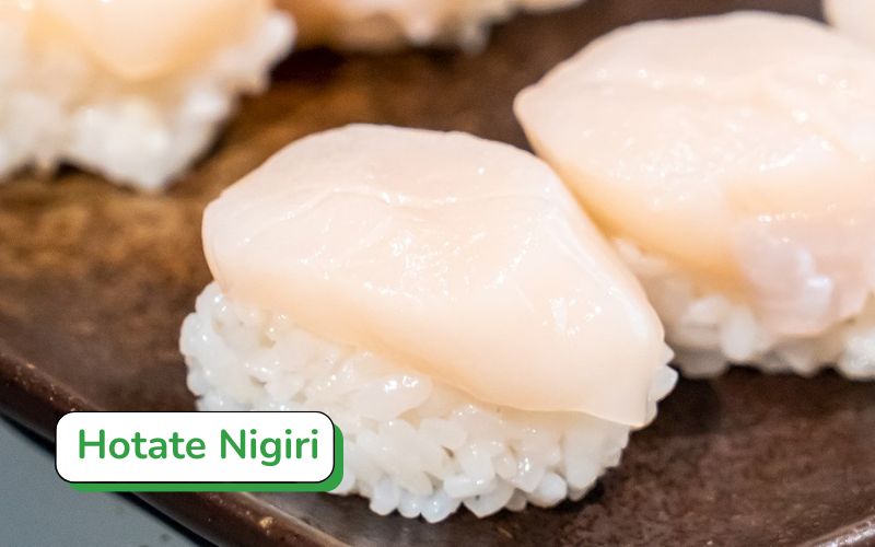 Hotate nigiri hấp dẫn bởi vị ngọt thanh, dai giòn của sò điệp tươi sống