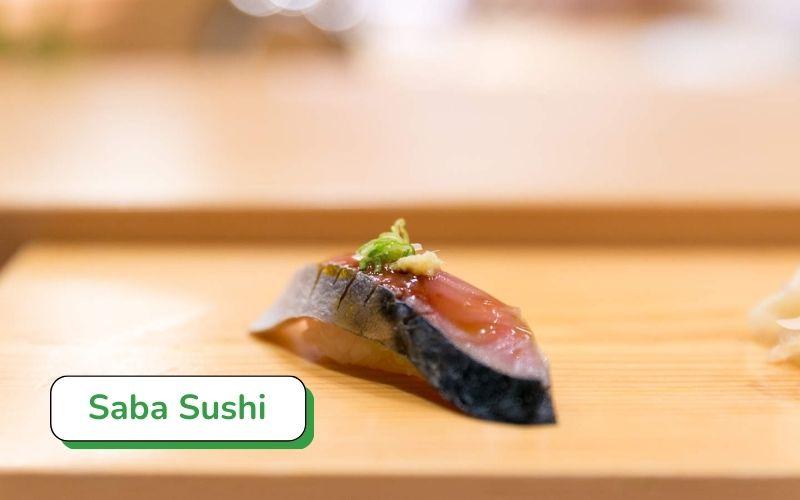 Saba sushi với cá thu sống, giữ lại lớp da cá, mang đến vị béo ngậy, mặn nhẹ đặc trưng