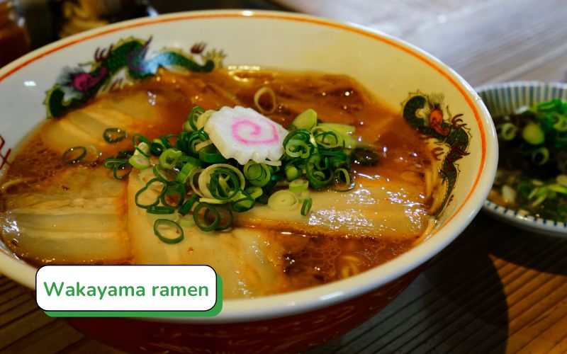 Wakayama ramen với sợi mì mảnh thẳng, ăn kèm sườn heo và sushi độc đáo