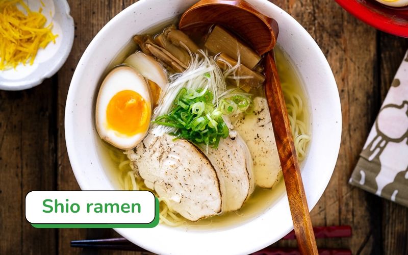 Nước dùng Shio Ramen đậm đà, tinh tế từ muối biển, kết hợp cùng thịt gà hoặc xương heo