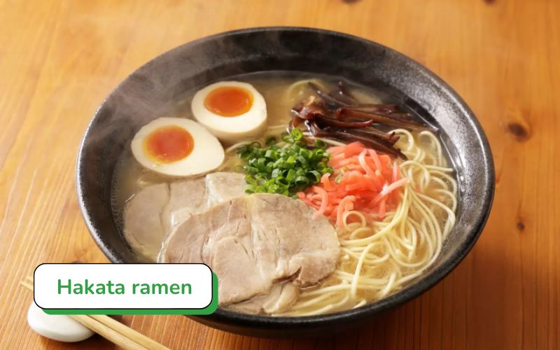 Hakata ramen sở hữu nước dùng xương heo trắng sữa sánh mịn, mì nhỏ ăn cùng xá xíu mềm tan