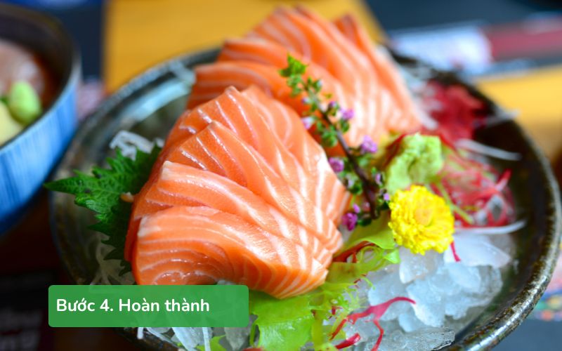 Trình bày đẹp mắt và thưởng thức sashimi cùng nước chấm đặc trưng