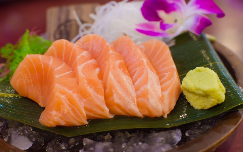 Sashimi cá hồi béo ngậy, giàu dinh dưỡng, dùng kèm nước tương và mù tạt