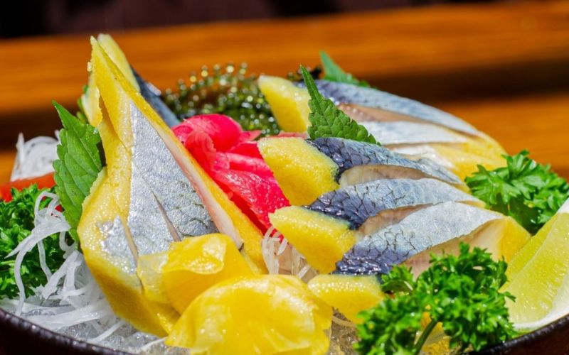 Sashimi cá trích ép trứng độc đáo, bùi béo, giòn rụm