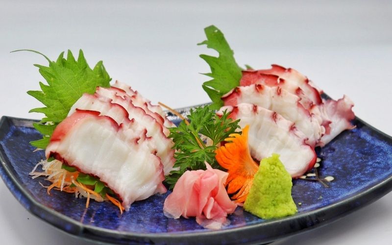 Sashimi bạch tuộc giòn ngọt, tươi ngon, mang hương vị đặc trưng