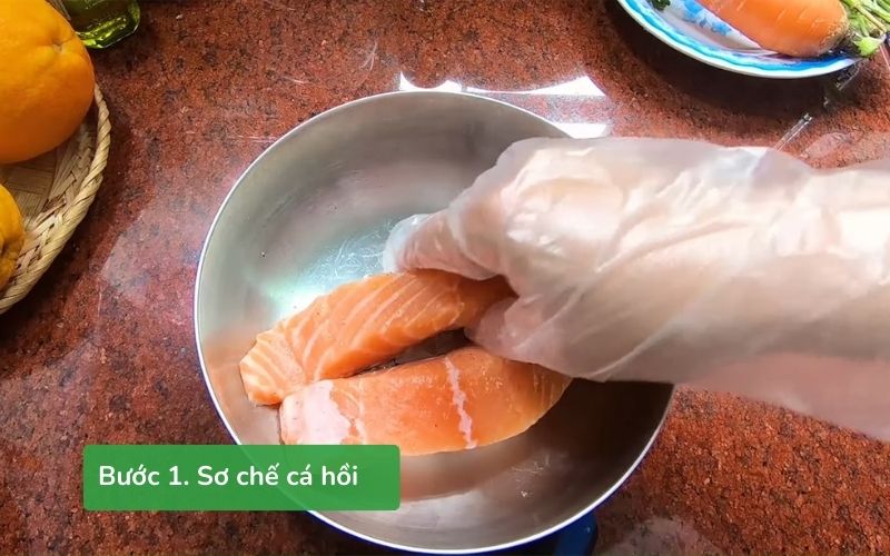 Sơ chế cá hồi kỹ lưỡng, đảm bảo vệ sinh và độ tươi ngon