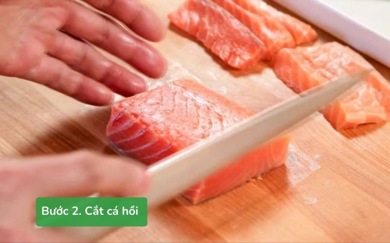 Cắt cá hồi thành lát mỏng, đều, đạt độ dày chuẩn sashimi