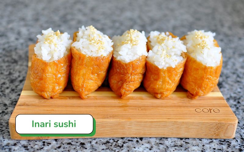 Inari sushi vỏ đậu phụ chiên ngọt ngào, nhân cơm trộn và hải sản